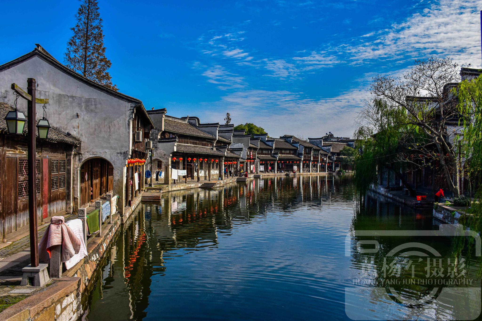 浙江湖州南浔古镇的水乡风光,蓝天下的江南小镇水天一色迷人的美_高清