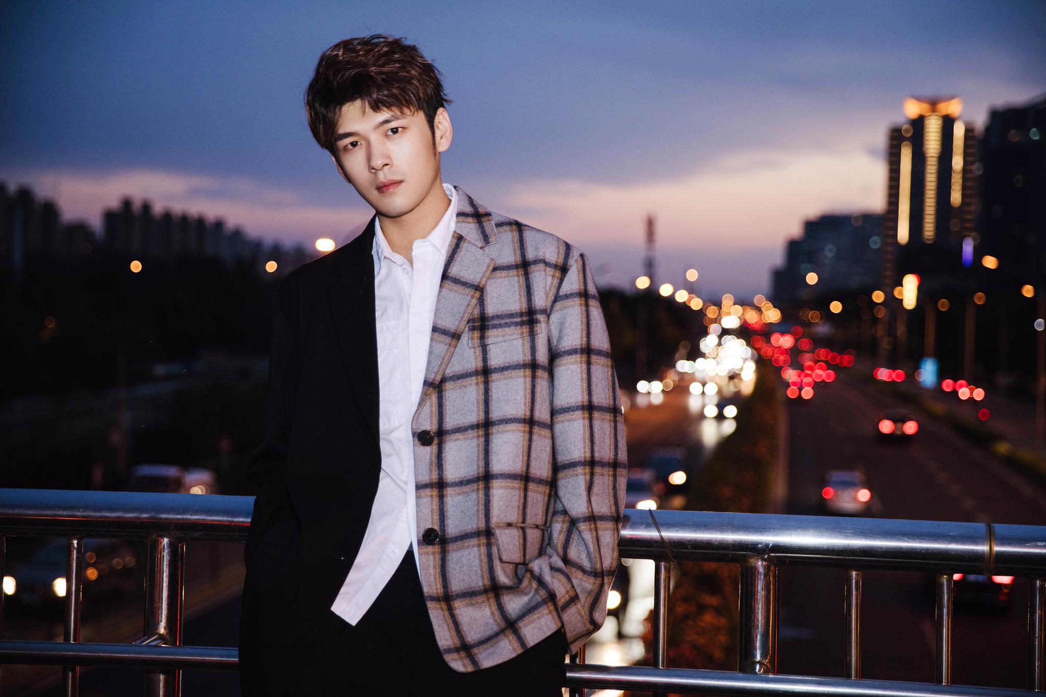 盛英豪最新时尚街拍写真 霓虹闪烁璀璨如星