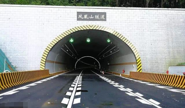 为啥私家车隧道都走左侧?交警:没出事算你走运,再说一遍