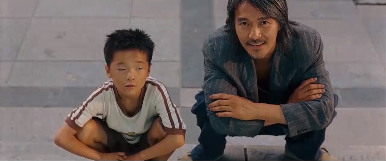 长江七号:父子两大街看电视,竟然有人说看见了飞船?