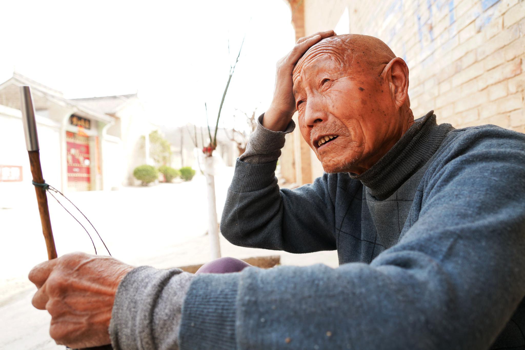 山西农村82岁老人,抽旱烟64年,看他如今生活成啥样