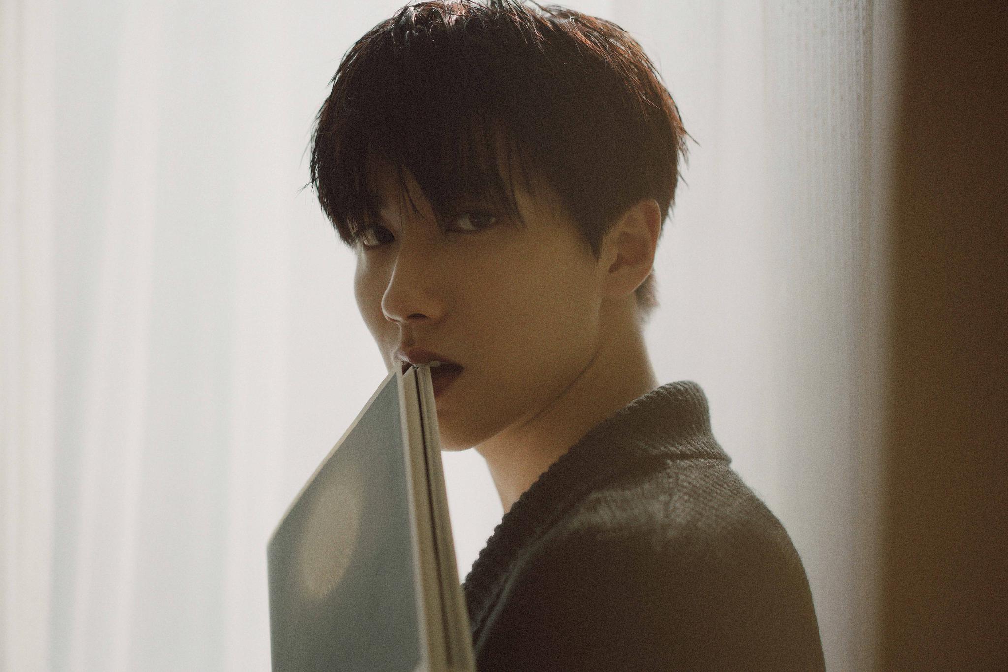 贾征宇时尚写真大片来袭 复古质感胶片书写多面人生