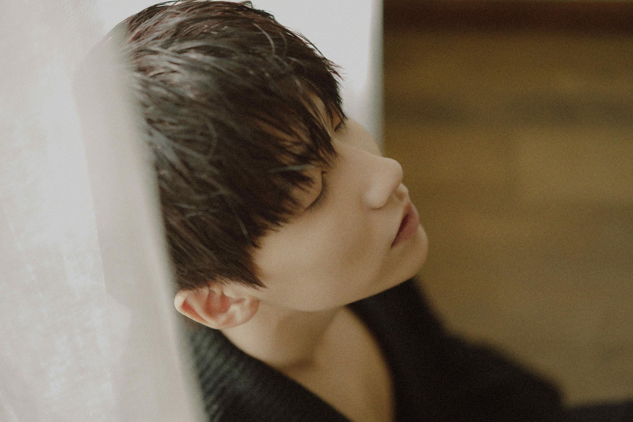 贾征宇时尚写真大片来袭 复古质感胶片书写多面人生