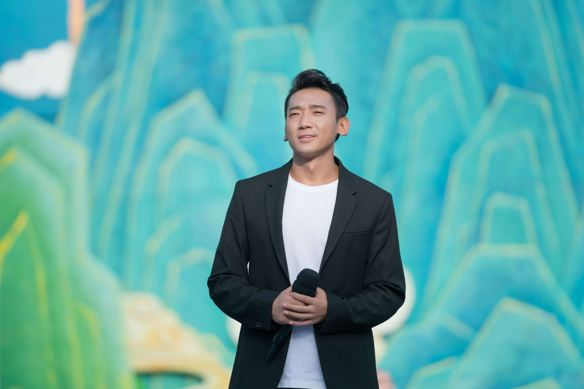 扎西平措亮相中国农民歌会 唱响《脱贫宣言》