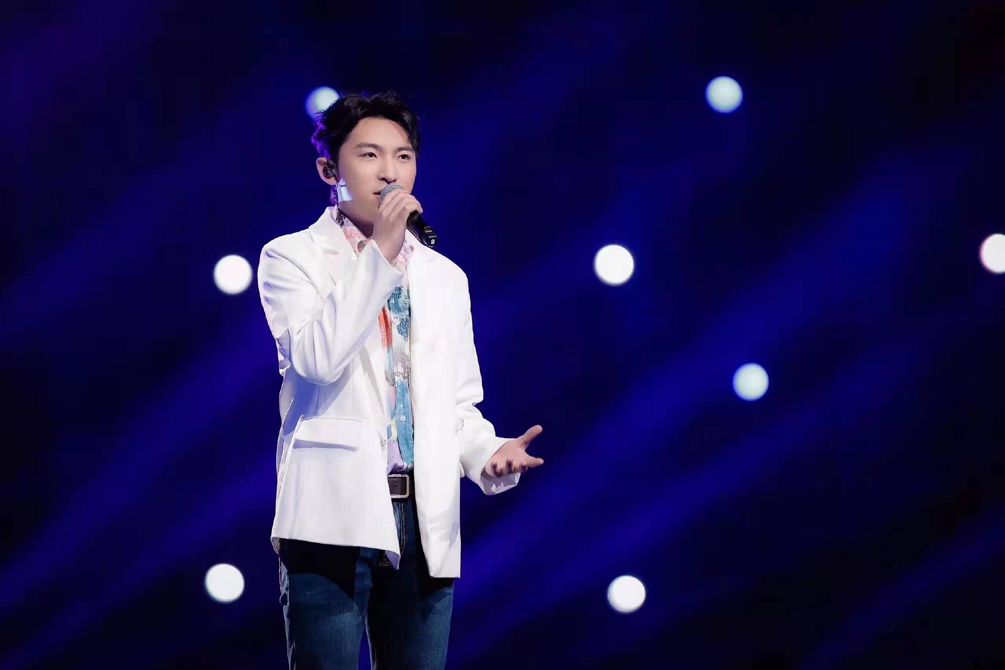 陈其楠亮相央视乐享2022演唱会唱响热血青春