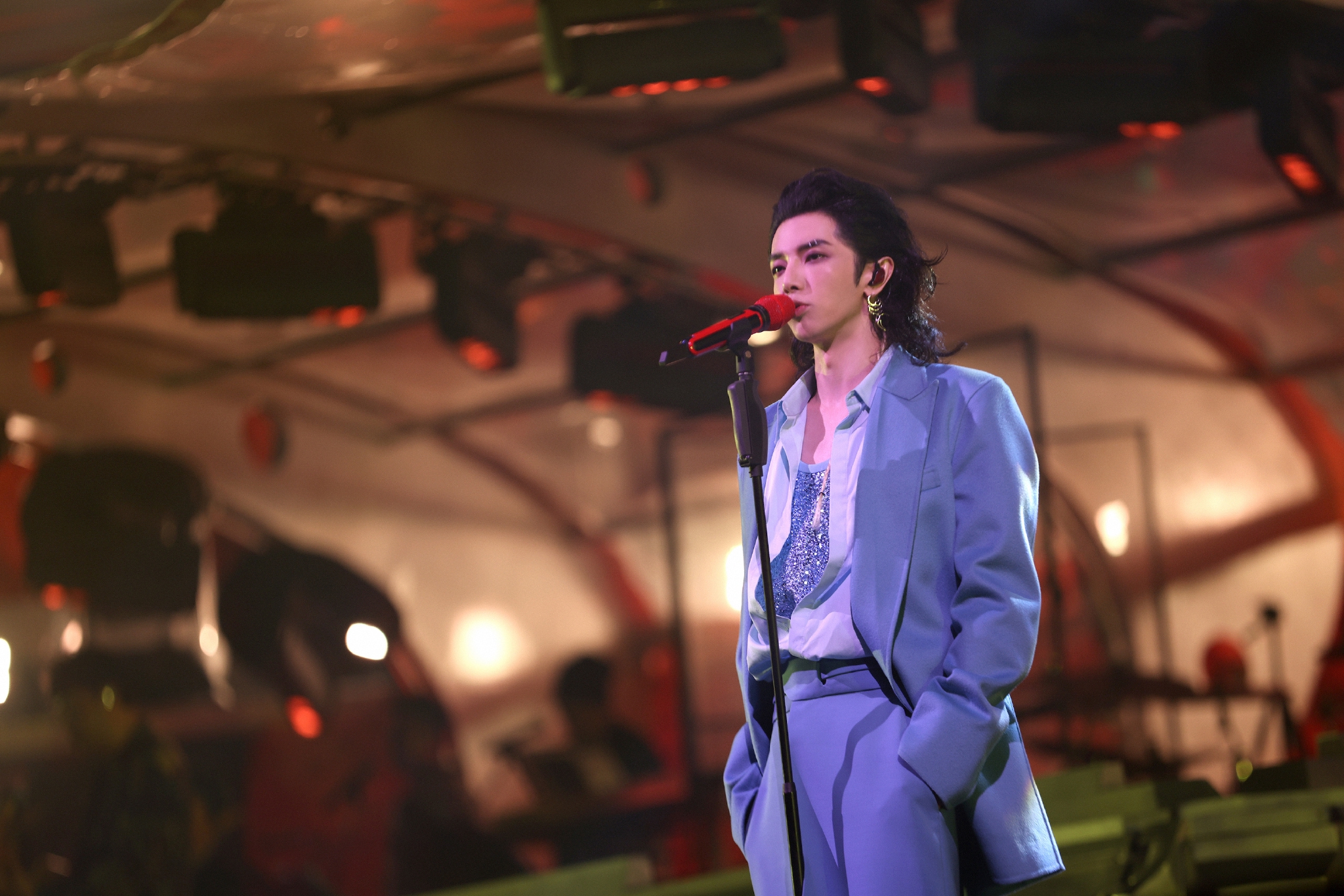 你见过这种的选秀吗？2021华晨宇十佳造型梦回选秀现场休闲区蓝鸢梦想 - Www.slyday.coM