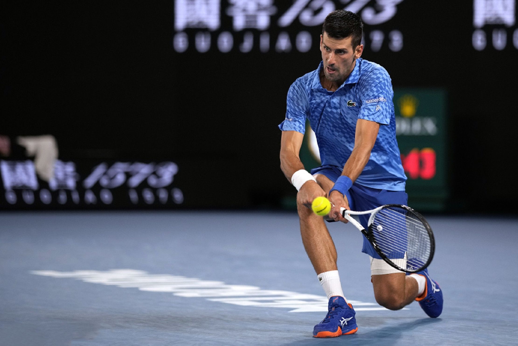 德约科维奇鏖战五盘逆转辛纳第七次捧起澳网男单冠军创造历史纪录