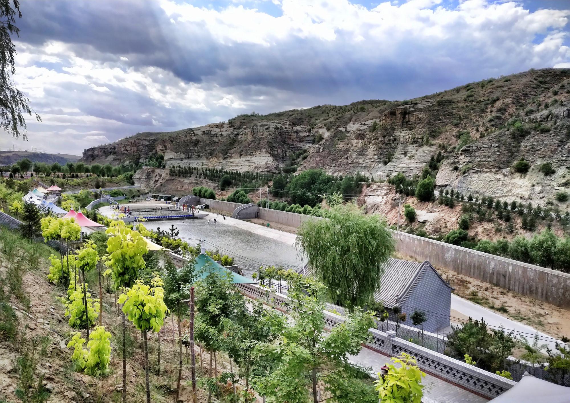 陕北神木一景区,里面还有一片海,浪花非常大,游玩一天都不腻味