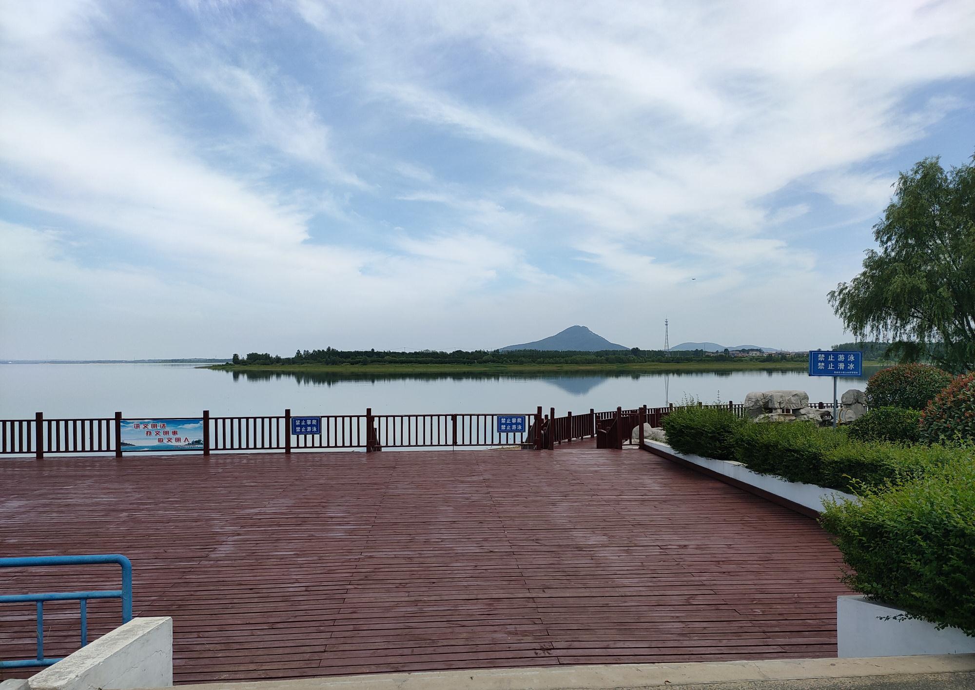 连云港小塔山水库,国家级水利风景区,蓝天白云,青山绿树映水中