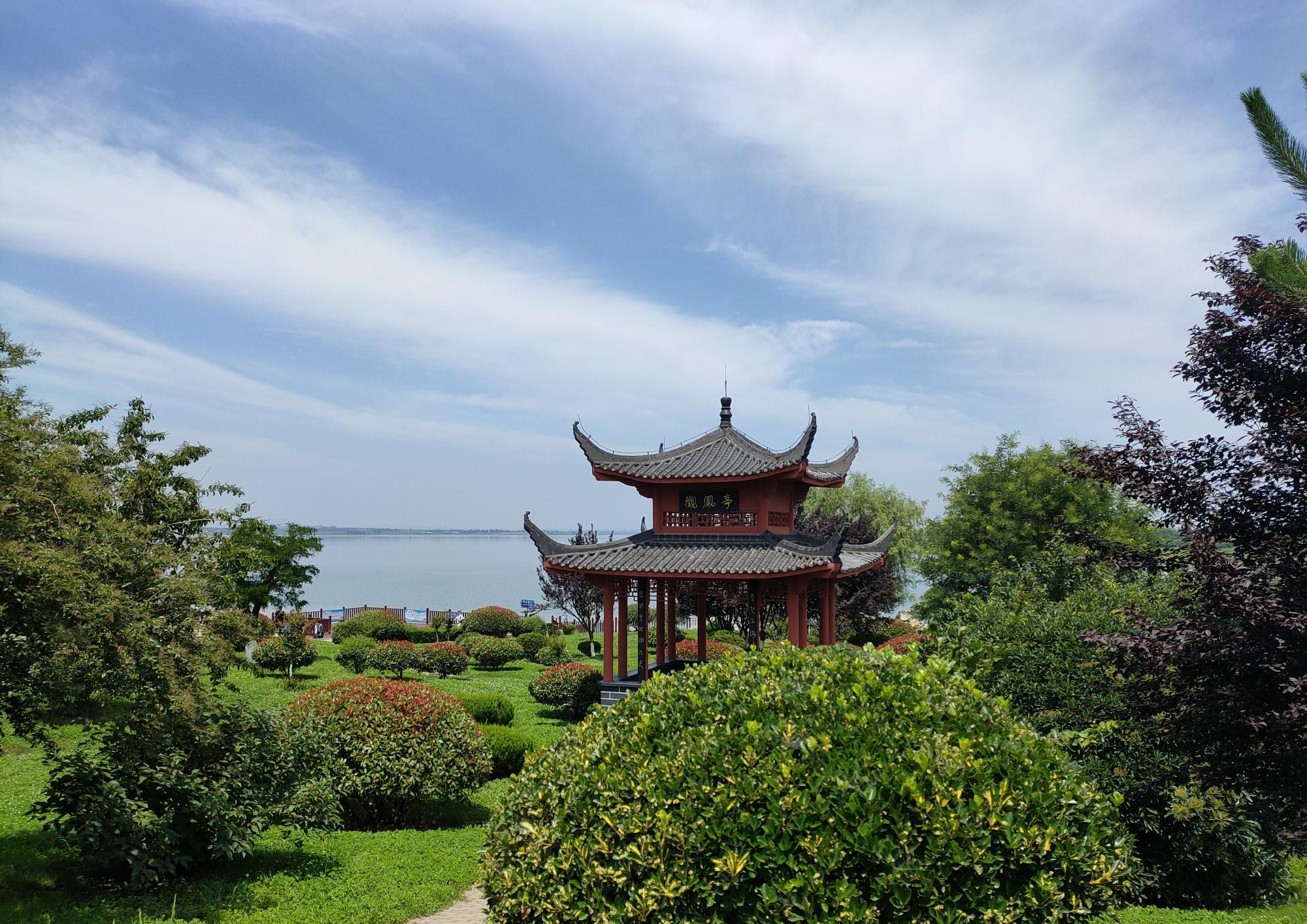 连云港小塔山水库,国家级水利风景区,蓝天白云,青山绿树映水中