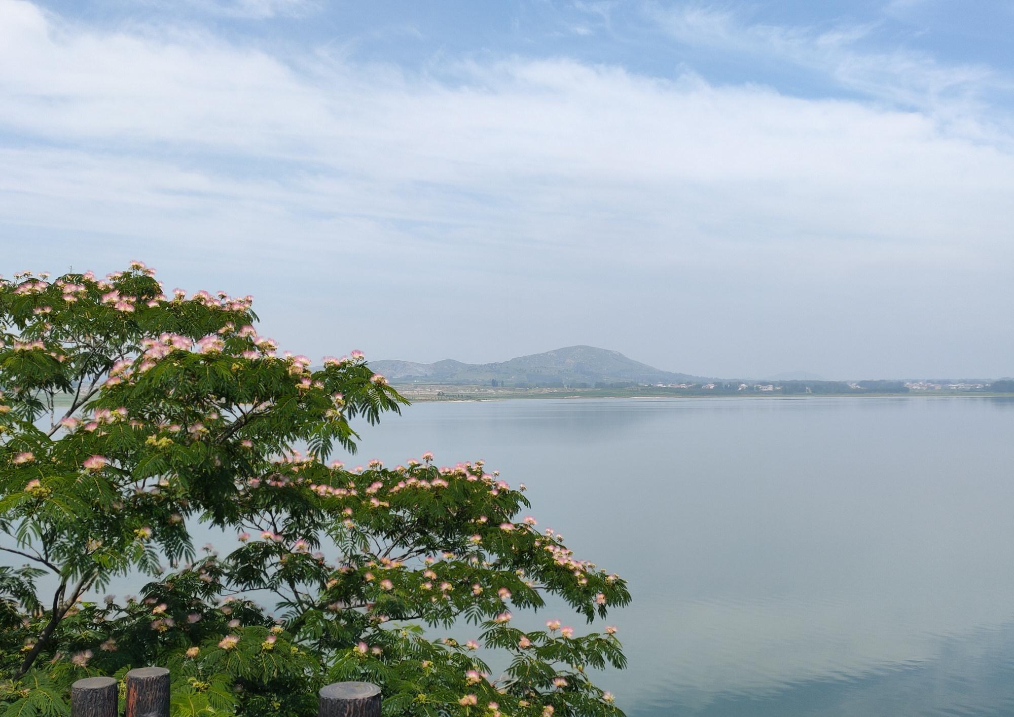 连云港小塔山水库,国家级水利风景区,蓝天白云,青山绿树映水中