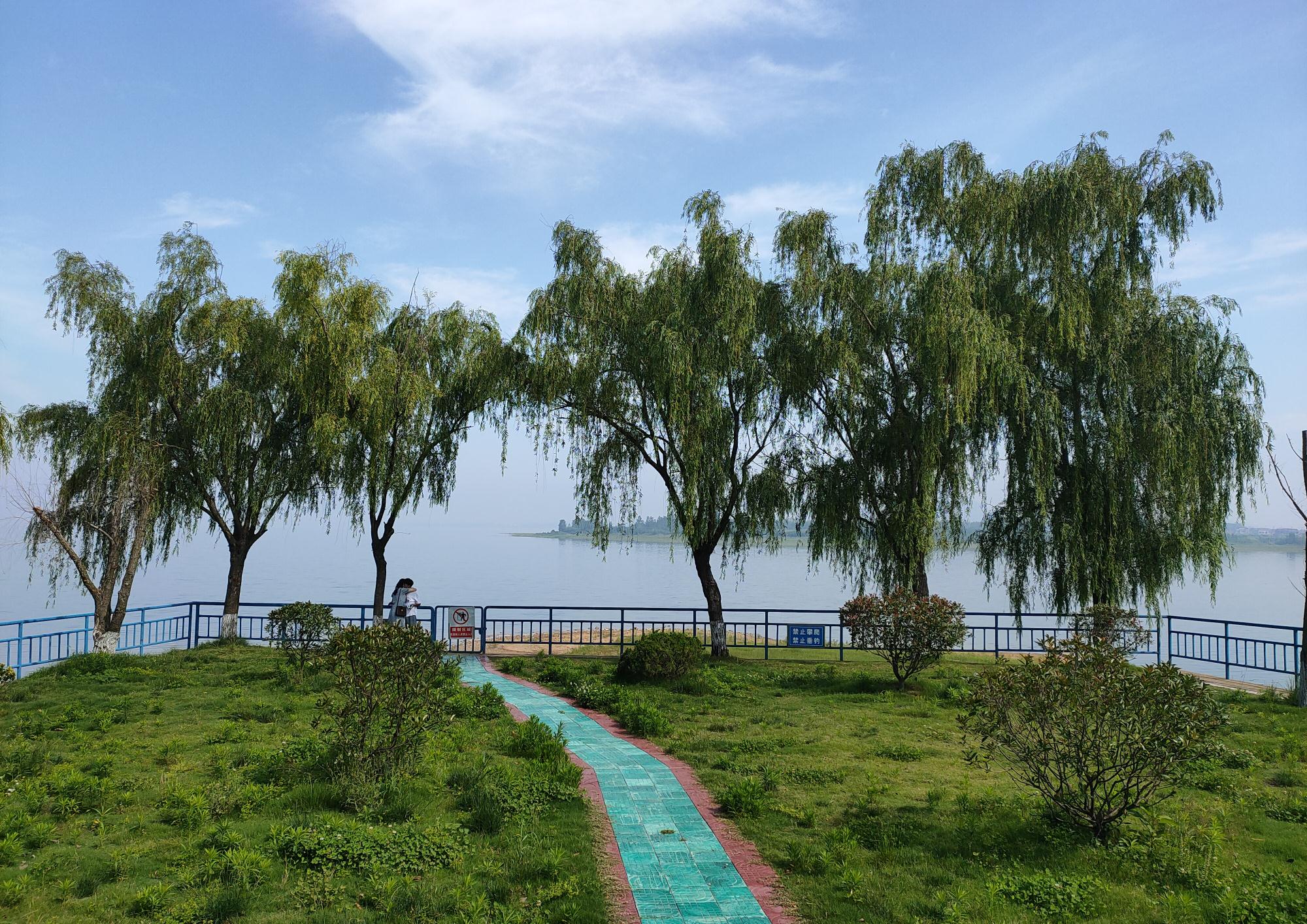 塔山水库,国家级水利风景区,蓝天白云,青山绿树映水中