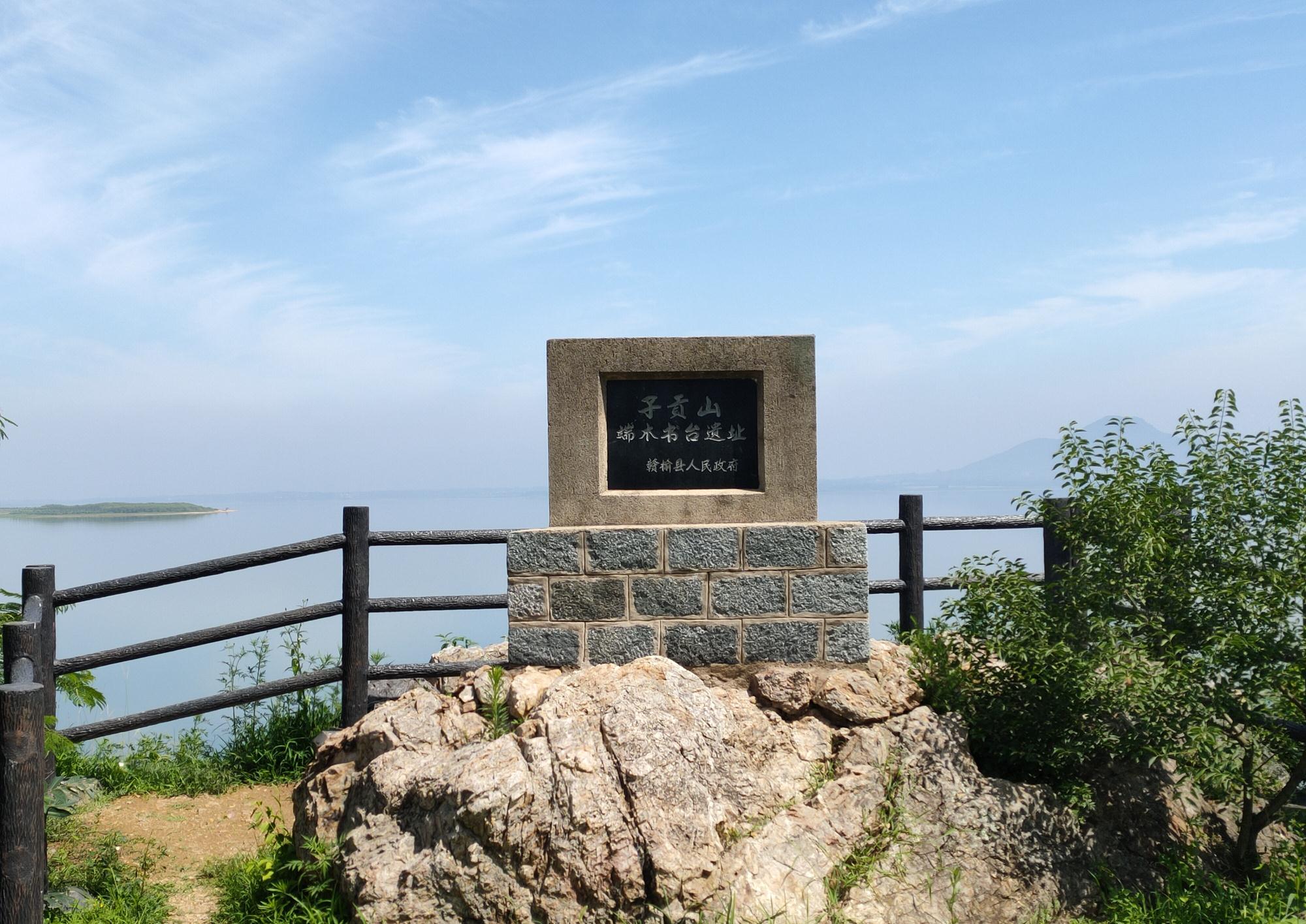 连云港小塔山水库,国家级水利风景区,蓝天白云,青山绿树映水中