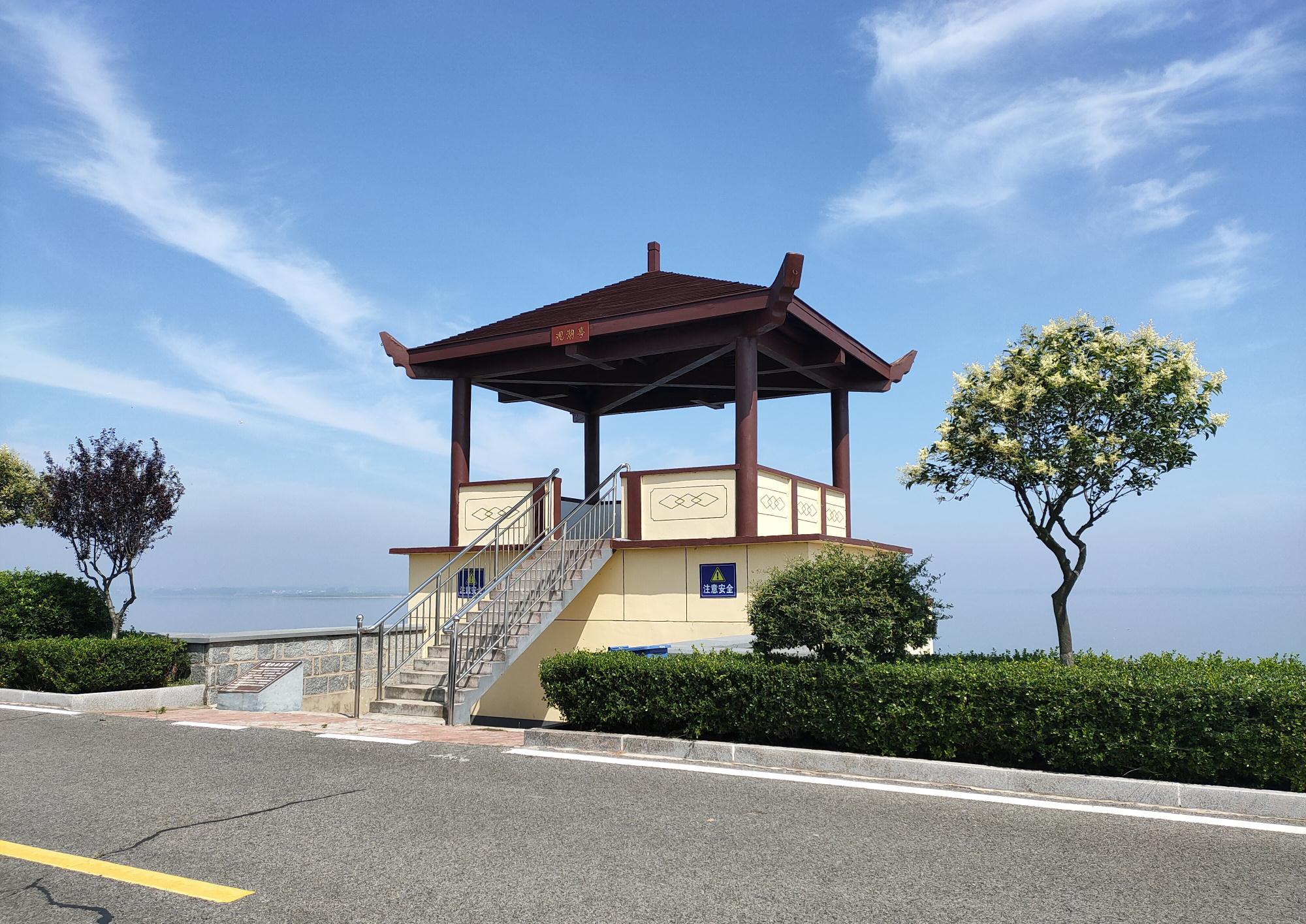 连云港小塔山水库,国家级水利风景区,蓝天白云,青山绿树映水中