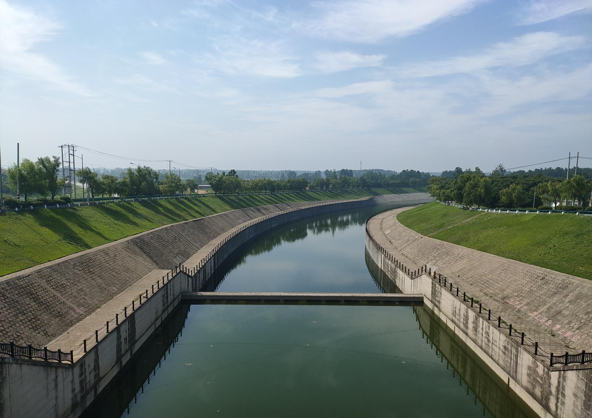 连云港小塔山水库,国家级水利风景区,蓝天白云,青山绿树映水中