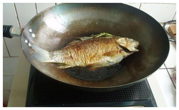 煎鱼有窍门儿,只要牢记这2步,鱼皮不破不粘锅,过年不做窝囊菜