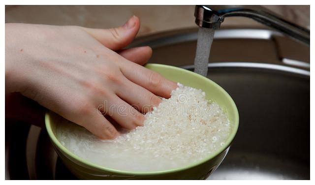 你是这样淘米吗那就赶快停止吧这样淘洗的米蒸出来没有一点营养