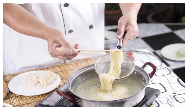 煮面条开水下锅就错了面馆师傅记住这3点面条爽滑又筋道