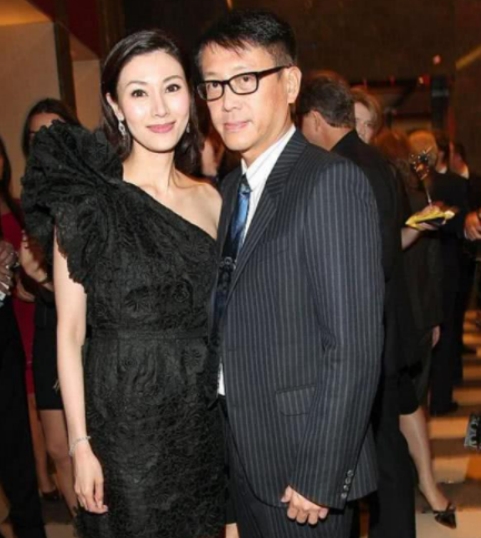 许晋亨落魄了独自现身街头步履蹒跚拄拐行走不见妻子李嘉欣