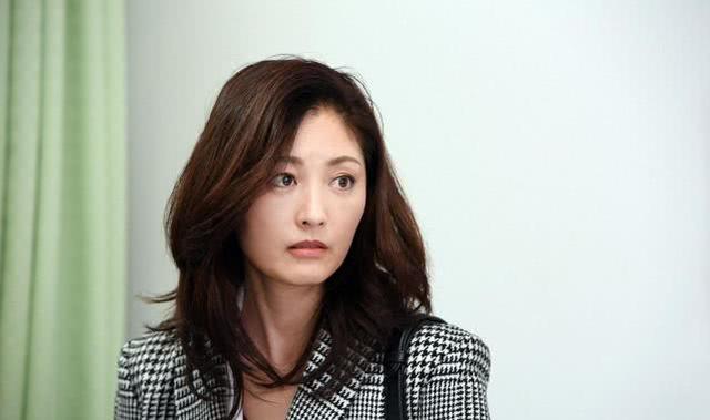 48岁常盘贵子穿蓬蓬裙优雅出席活动皮肤紧绷状态好笑容迷人