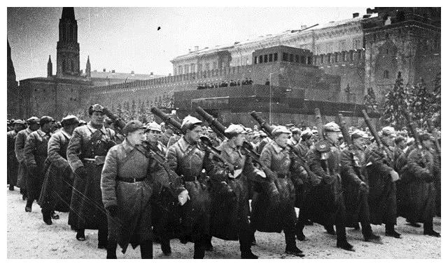 二战后被遗忘的小岛,武器装备遍地都是,首批去的人都成了富翁