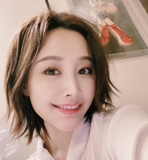 李纯在晒出一组自拍,满脸微笑,温婉迷人.