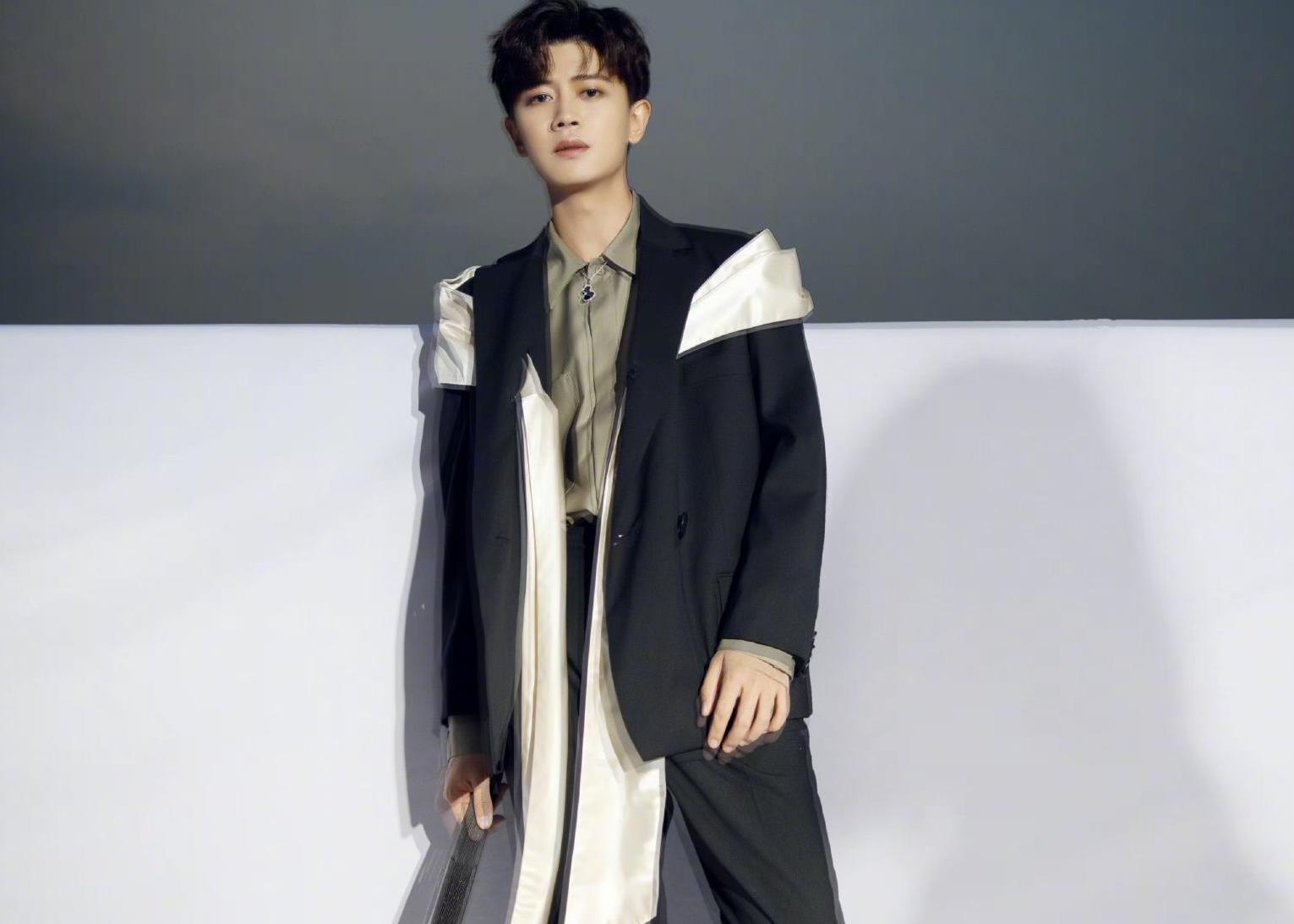 任嘉伦男装时尚出圈,西装带飘带还镶腰带,不愧是古装男神