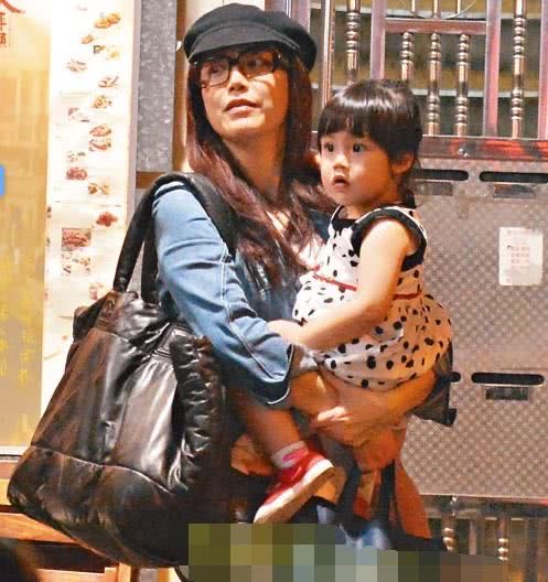 谢霆锋经纪人晒女儿照片48岁未婚皮肤保养在线女儿继承美貌