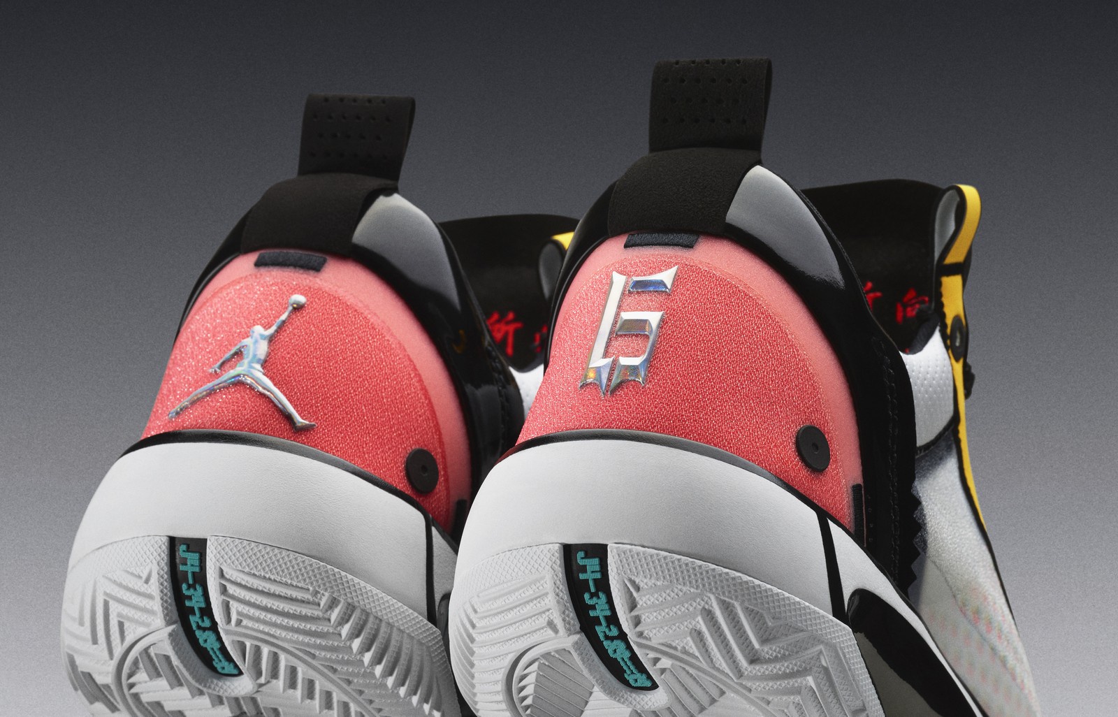 印在鞋舌内侧的依然是那句经典座右铭 "心之所向,身之所往" .