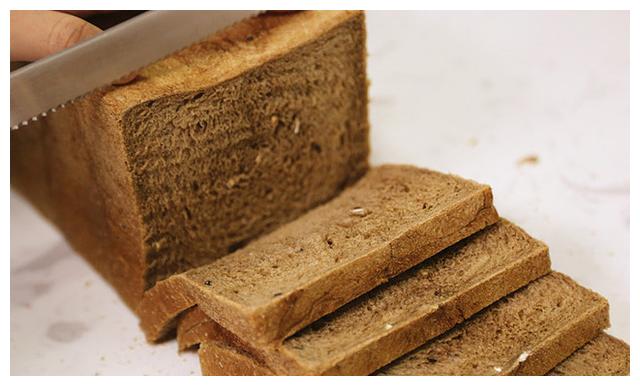 想吃面包又怕胖,试试这款黑麦吐司,低糖低油还低脂,麦香浓郁