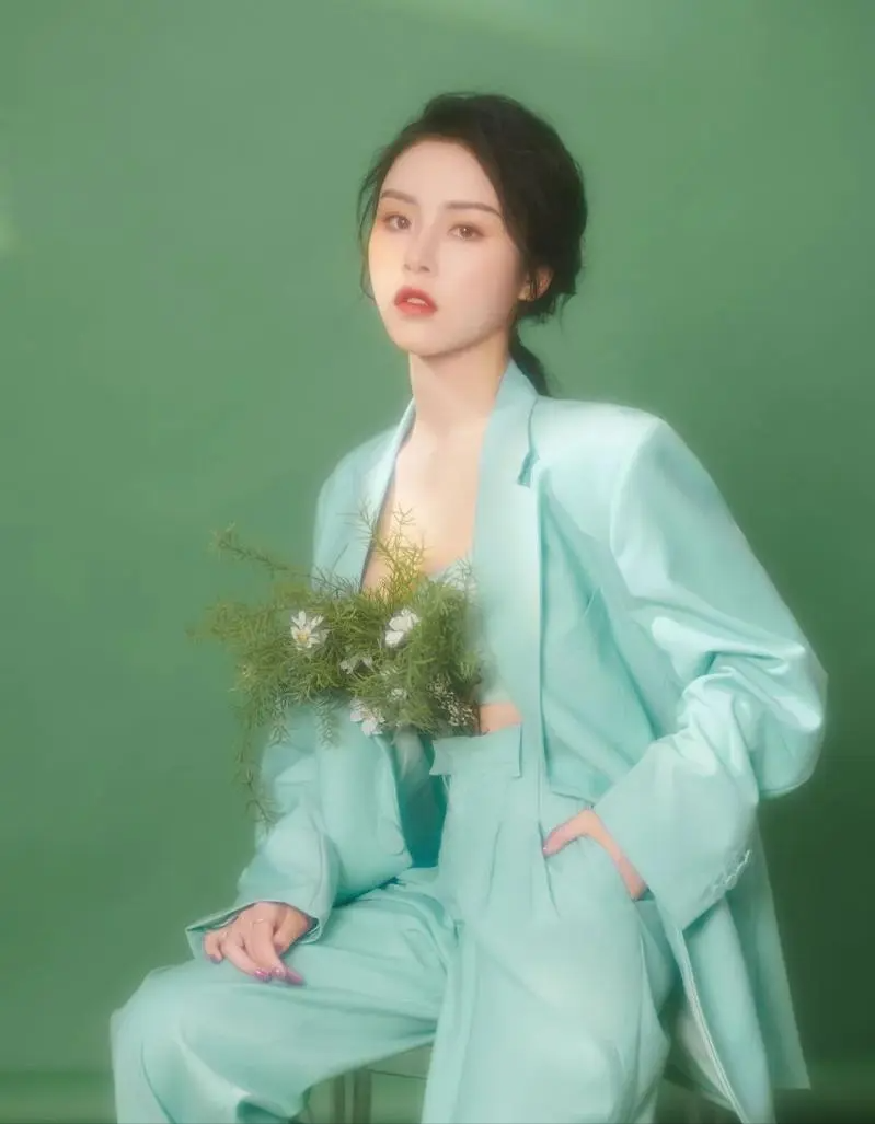 疑似大网红祝晓晗生图曝光,镜头前后判若两人,年入超4000万