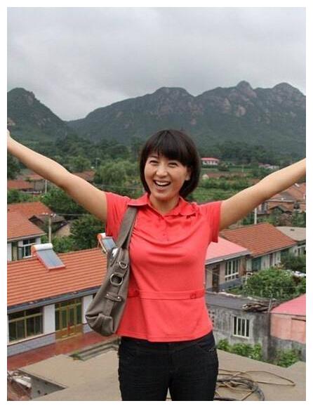 国家一级演员闫学晶,46生子力保孩子,66岁老母帮她带娃很愧疚