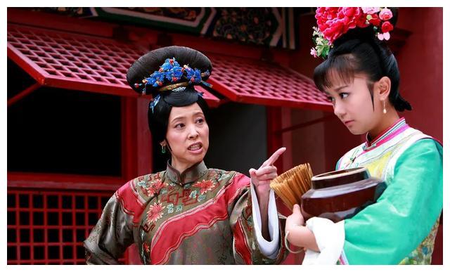 《还珠格格》的观众知道,皇后身边有一个嚣张跋扈,可恶之极的容嬷嬷