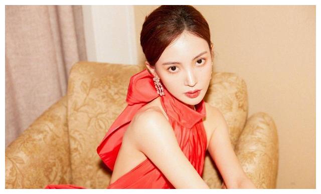 金晨作为邓伦唯一公开过的前女友.她还是有几分姿色的.