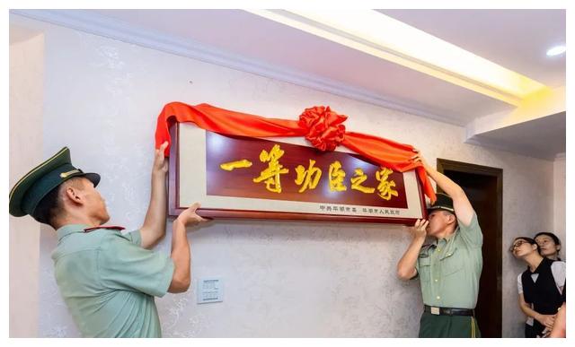 近日,浙江嘉兴 一块"一等功臣之家"的牌匾 送到了军人戴晓蝶的家中