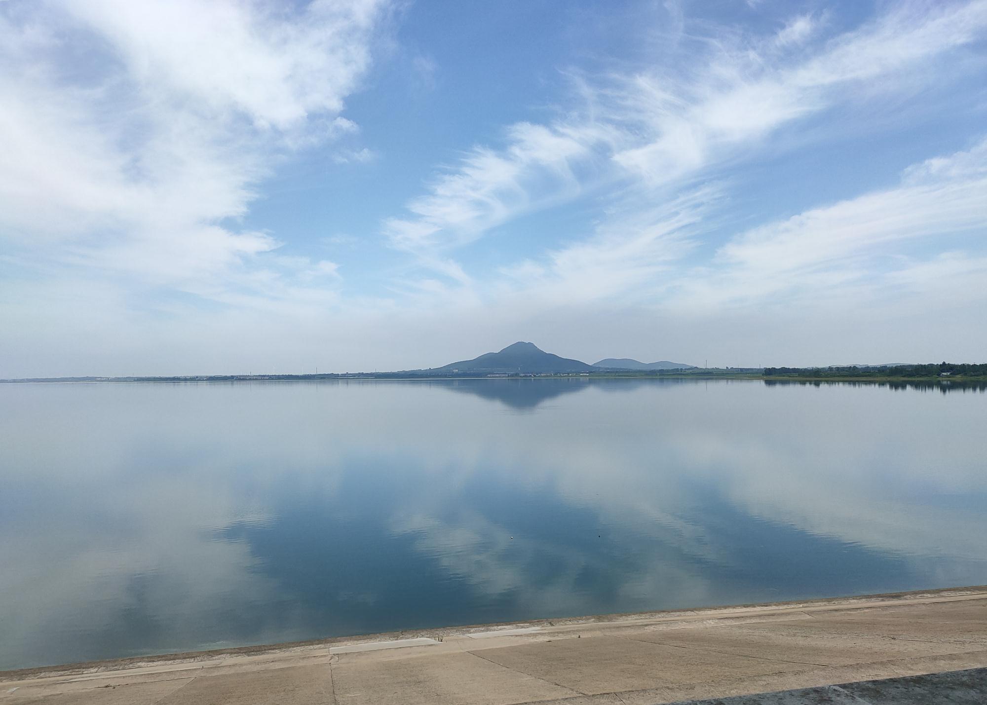 连云港小塔山水库,国家级水利风景区,蓝天白云,青山绿树映水中