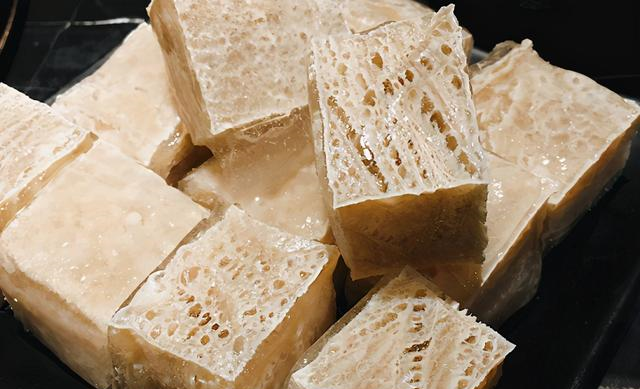 东北冻豆腐,要先蒸后冻,蜂窝大不黏连,涮锅乱炖都好吃,卫生!