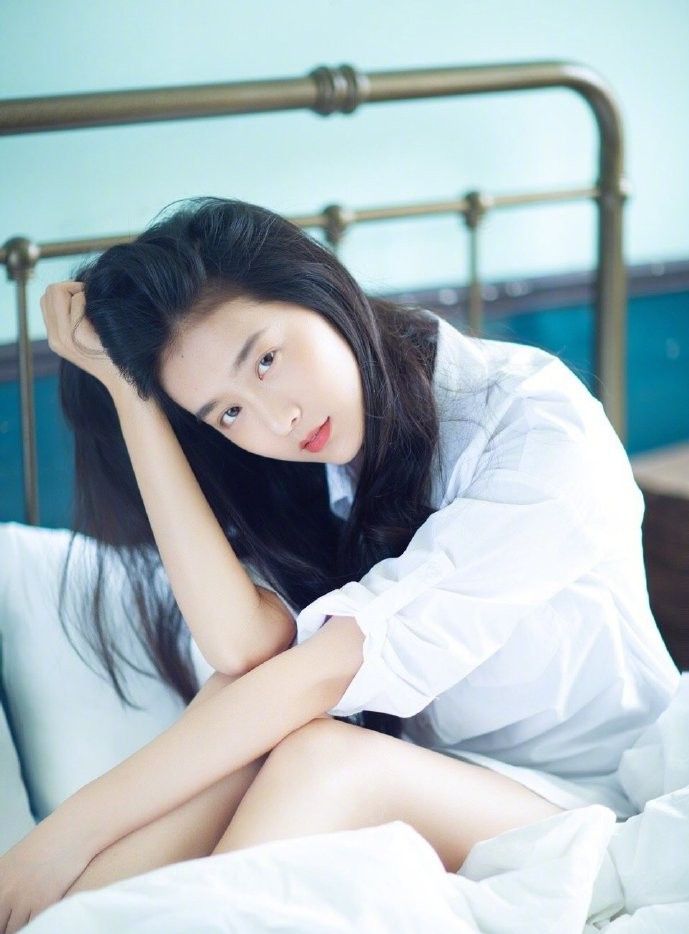 1 / 9 她叫张佳泽,就读于中央戏剧学院,身高170cm,爱好钢琴,健身,颜值