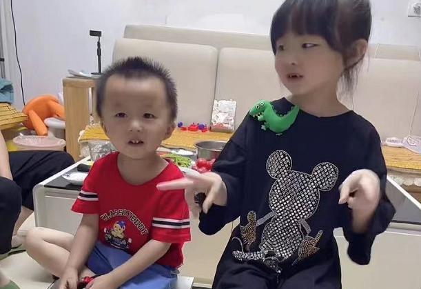 奇奇和郭威手牵手,悦悦去哪了?网友:一家人在一起才最幸福