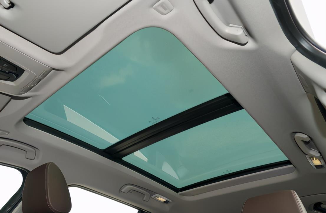 除此之外我还特别中意宝马x1的天窗,宝马x1是可开启式的全景天窗,采光