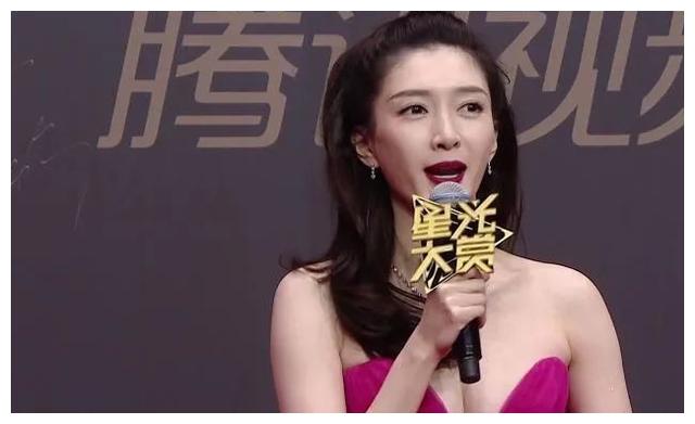星光大赏女星红毯:杨紫上身臃肿热巴像花仙子,杨幂被勒出赘肉__财经