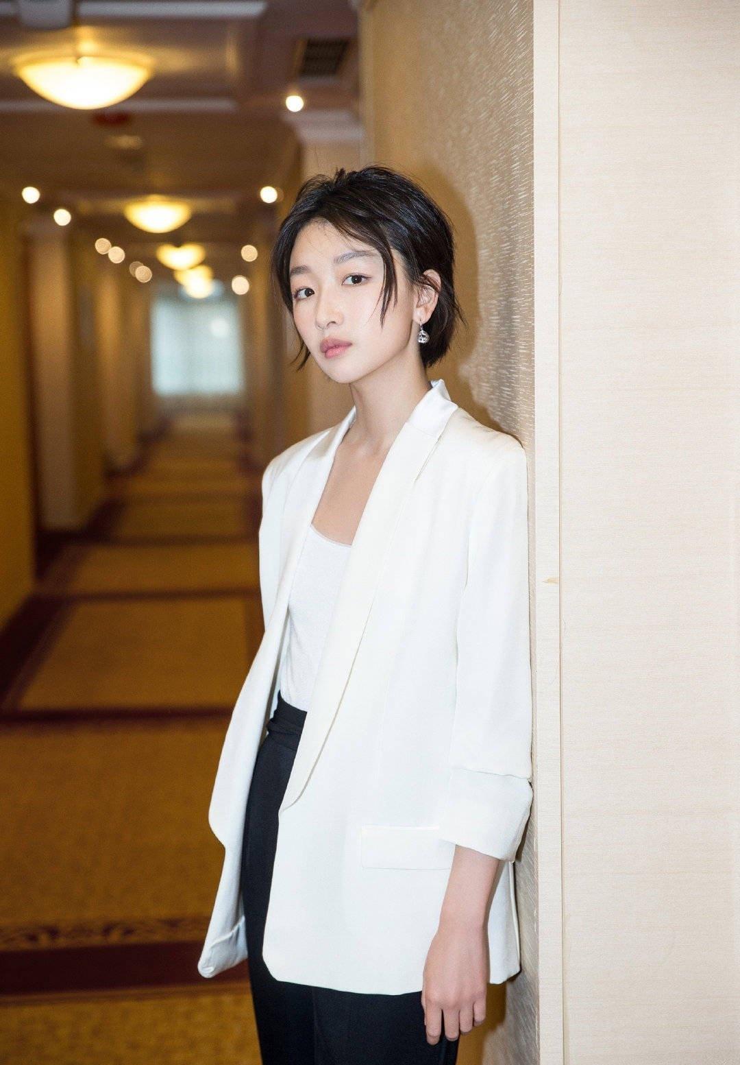 周冬雨猫啃式发型好干练配衬衣裙性感又撩人不愧是小女神