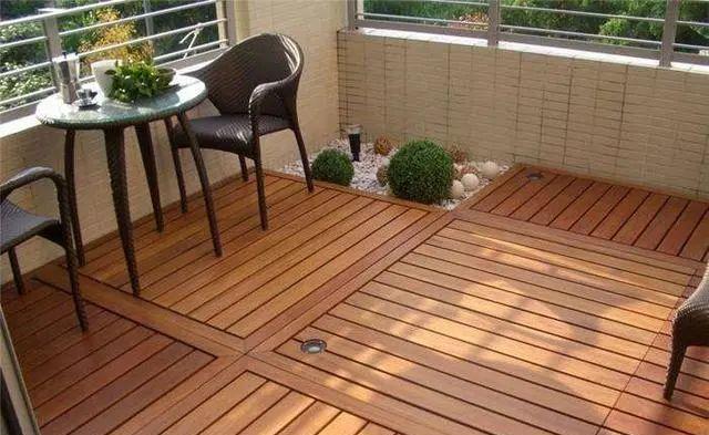 我家阳台装修一半铺防腐木一半放沙子给孩子玩耍邻居都学着做