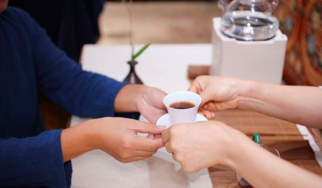 端茶的时候需要双手给客人端茶,不能单手将茶递给客人,这只会显得很不
