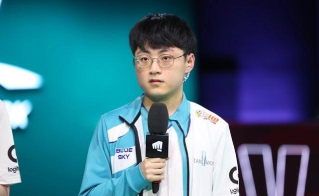 dwg在夺冠后接受群访时,中单选手showmaker谈到了世界