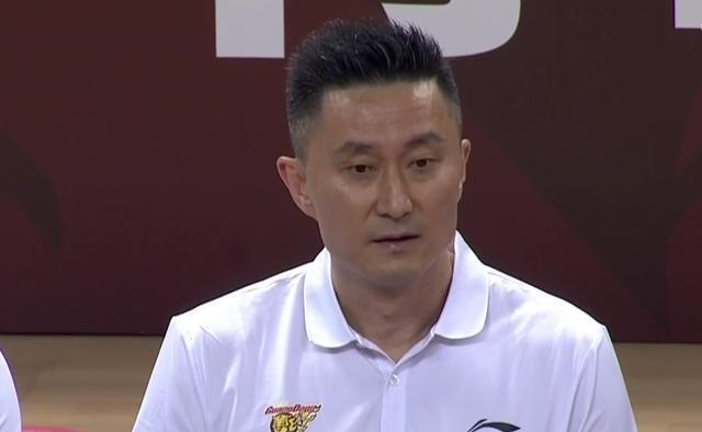 身高2米06的李原宇,司职中锋,出自于广东队青训队,曾帮助广东队青年队