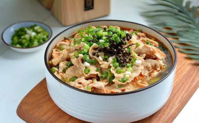 三伏天做水煮肉,一个小妙招,让你手工切出薄如蝉翼的完整肉片__财经