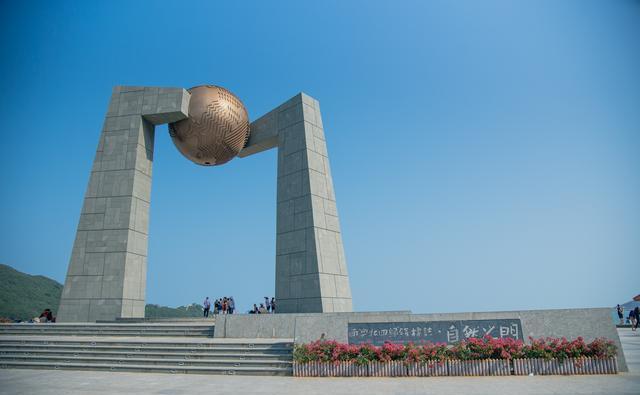 广东南澳有我国唯一海岛上北回归线标志塔,形似一扇门,免费开放