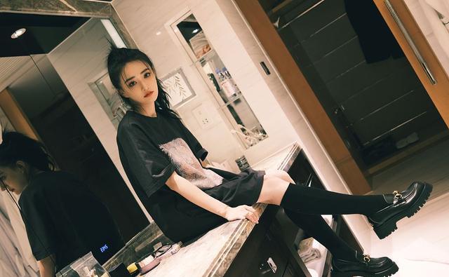 徐璐暗黑系少女写真氛围感拉满高扎马尾辫勾勒优越侧脸