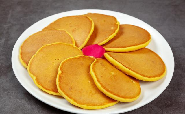 用这粗粮饼代替馒头,好处不请自来,外焦里软越嚼越香,凉了不硬